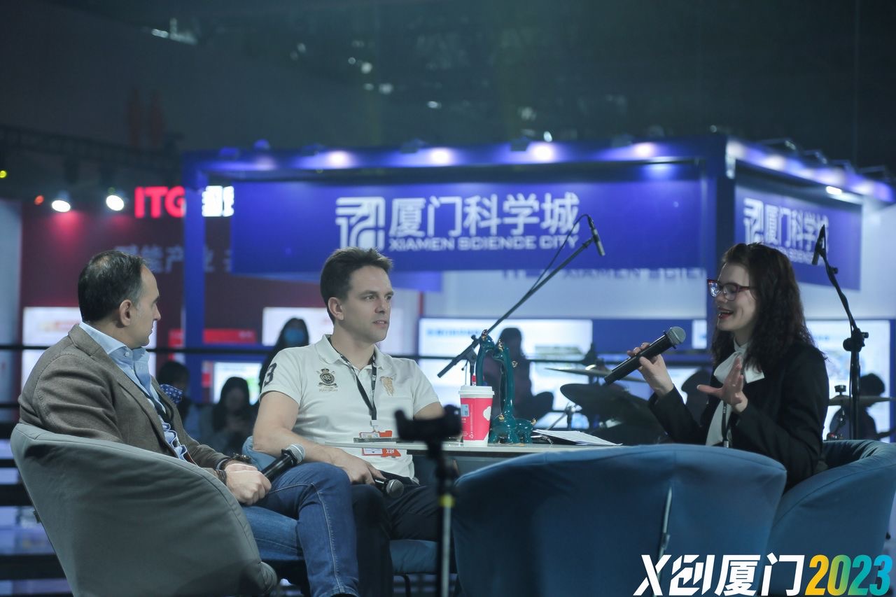 Janine Jakob moderating a live business interview at Xiamen Science City