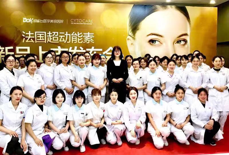 Janine Jakob with a large healthcare team at a professional event in China