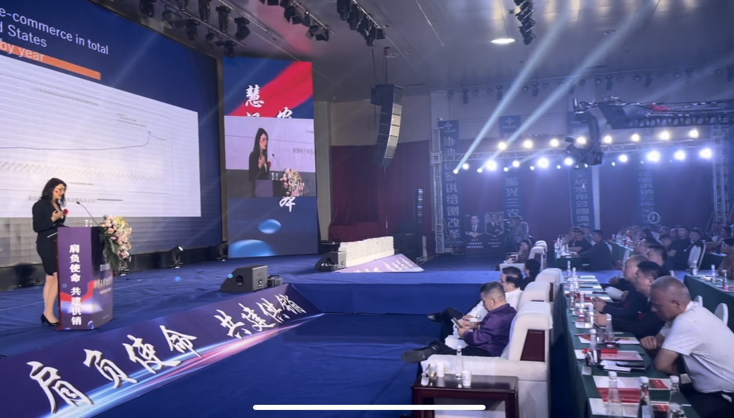 Janine Jakob speaking to a business conference audience in China