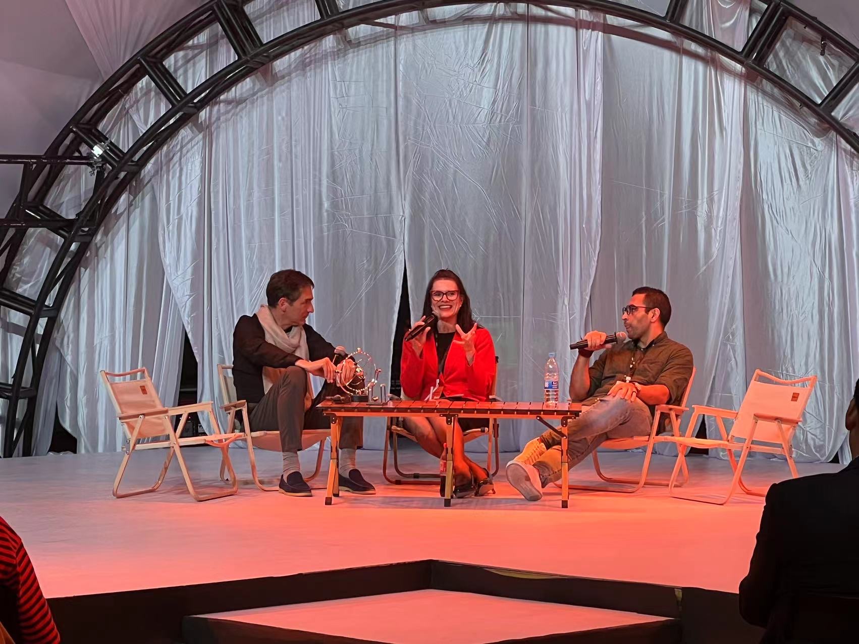 Janine Jakob speaking on an international conference panel